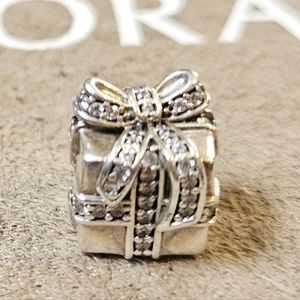 Pandora Sparkling Christmas Present